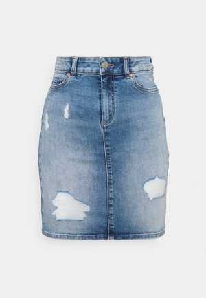 Blå denim mininederdel med slidte pletter, frontlommer, bæltestropper og knaplukning på en ensfarvet baggrund.