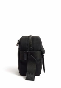 Borsa in nylon nera di forma rettangolare, con chiusura a zip e una tracolla. Presenta una superficie testurizzata e un piccolo logo sul lato.