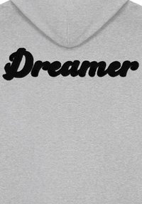 Felpa grigia con cappuccio caratterizzata da una grande grafica in rilievo nera con la scritta "Dreamer" sul retro. Il tessuto sembra morbido e presenta un design casual.