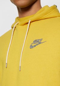 Nike Sportswear REVIVAL HOODIE - Sweatshirt com capuz - vivid sulfur