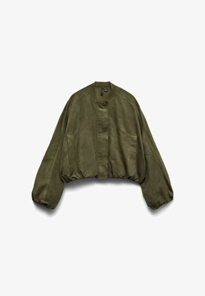 Jachetă croptă verde măslinie, cu mâneci lungi bufante, tiv elastic, două buzunare frontale și închidere frontală cu fermoar ascuns.