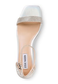 Silver strappy högklackad sandal med rektangulär tå, iriserande ovandel och rem med rhinestones. Slät beige innersula. Gummisula.
