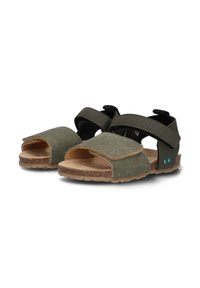 Gröna tygsandaler med två justerbara remmar, korksula och texturerad yta. Har kontrasterande svarta detaljer och blå hårdvarupunkter.