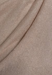 Heller rosa strukturierter Stoff mit dezenten metallischen Fadenakzenten, der ein weiches, gewebtes Muster und eine drapierte Optik aufweist.