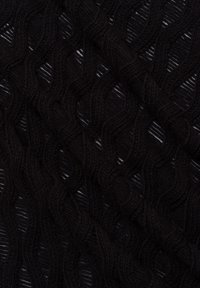 Zwarte gebreide stof met een golfpatroon, met variërende texturen en transparantie-elementen, die de zachtheid en het ingewikkelde ontwerp benadrukken.