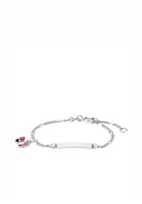 Pulsera de plata con un diseño de cadena, que presenta un pequeño charm de mariposa con acentos rojos y azules y una barra horizontal en blanco para personalización.