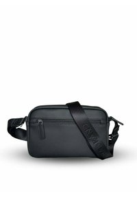 Bolso cruzado rectangular negro hecho de material suave, con un cierre con cremallera y una correa ajustable con texto grabado.