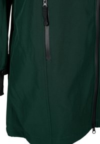 Groene waterdichte jas met een strakke uitstraling, verticale rits, gladde textuur en zwarte hardwareaccenten. Tailored fit met een minimalistische look.