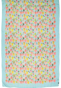 Katoenen deken in pastelkleuren, met een herhaald aardbeienpatroon op een lichtblauwe achtergrond en een zachte textuur.