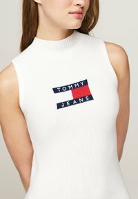 Tommy Jeans TOMMY JEANS LOGO SLEEVELESS MINI SWEATER DRESS - Vestido de punto - ancient white