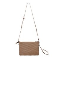 Jasnobrązowa torba crossbody z plecionego skóry z regulowanym paskiem i etui na nadgarstek, z zamkiem błyskawicznym na górze, na białym tle.