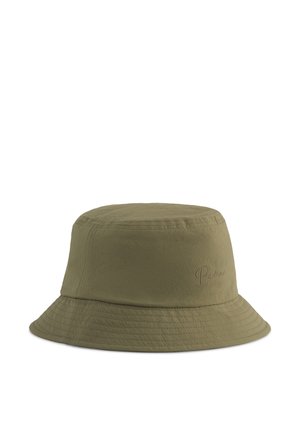 Sombrero de cubo verde oliva con costuras cosidas y un logo bordado sutil en el lateral, presentado sobre un fondo blanco liso.