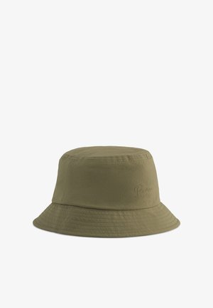 Cappello bucket verde oliva con cuciture cucite e logo ricamato discreto sul lato, mostrato su uno sfondo bianco semplice.