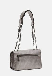 Metalgrå crossbody-taske med en tekstureret finish, der har en lynlåslomme foran, kædesnor og glatte læderdetaljer.