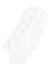 Confezione di cinque polo a maniche corte bianche con colletto classico, dettaglio con due bottoni e logo "M&S" sul colletto. Tessuto in misto cotone.