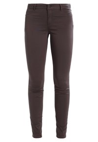 Hnědé slim-fit džíny s hladkou texturou, pěti-kapsovým designem a zipem. Tkanina vypadá odolně a elasticky, pro větší pohodlí.