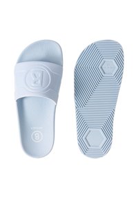 Sandales à glissière bleu clair avec semelles texturées, une large bride ornée d'un logo "B" en relief, et une semelle à motifs portant la mention "Fabriqué en Italie".