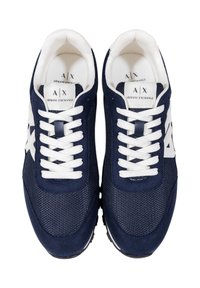 Zapatillas navy con cordones blancos y lengüeta con marca. Presenta superiores de malla y ante, detalles perforados y suela en contraste.