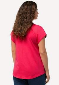 Ulla Popken ANIMAL CAP SLEEVE GRAPHIC - Triko s potiskem - hibiscus red
