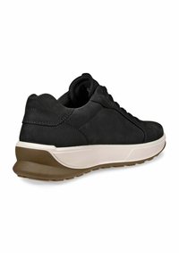 Scarpa sportiva nera caratterizzata da una parte superiore liscia con dettagli di cucitura, un sottopiede imbottito e una suola in gomma testurizzata.