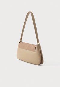 Beež käekott, valmistatud siledast nahast ja seemisnahast ülemise klapiga, millel on kõver kujundus, reguleeritav rihm ning kuldsed metalldetailid.