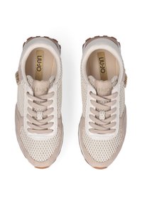 Paio di sneakers in mesh beige e bianche con lacci e dettagli dorati con marchio, viste dall'alto su uno sfondo bianco.