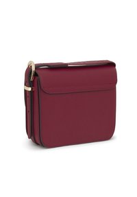 Bolso bandolera burdeos con un acabado texturizado, tapa plegable, herrajes en dorado y correa ajustable. Forma rectangular compacta.