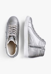 Zapatillas altas metálicas plateadas con una textura suave, suela de goma blanca, cordones planos y detalle de cremallera lateral.