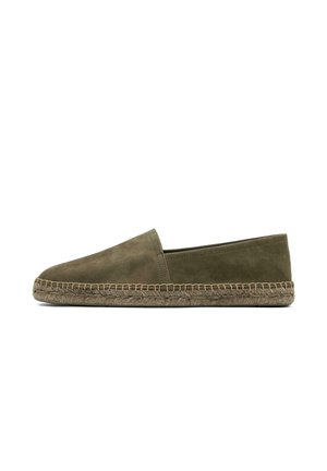 Scarpa espadrille verde oliva senza lacci con tomaia in camoscio e cucitura intrecciata in juta sulla suola su sfondo bianco.