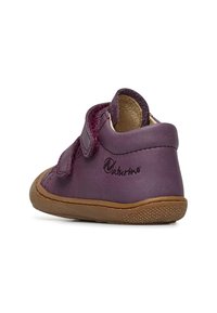 Scarpa in pelle viola con una texture morbida, dotata di una fascia in velcro, di forma arrotondata e una suola in gomma marrone chiaro con dettagli antiscivolo.
