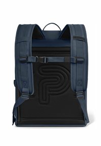 Zaino blu navy con schienale in morbido mesh nero testurizzato, spallacci regolabili e un design del logo prominente. Presenta un manico superiore e una chiusura a clip.