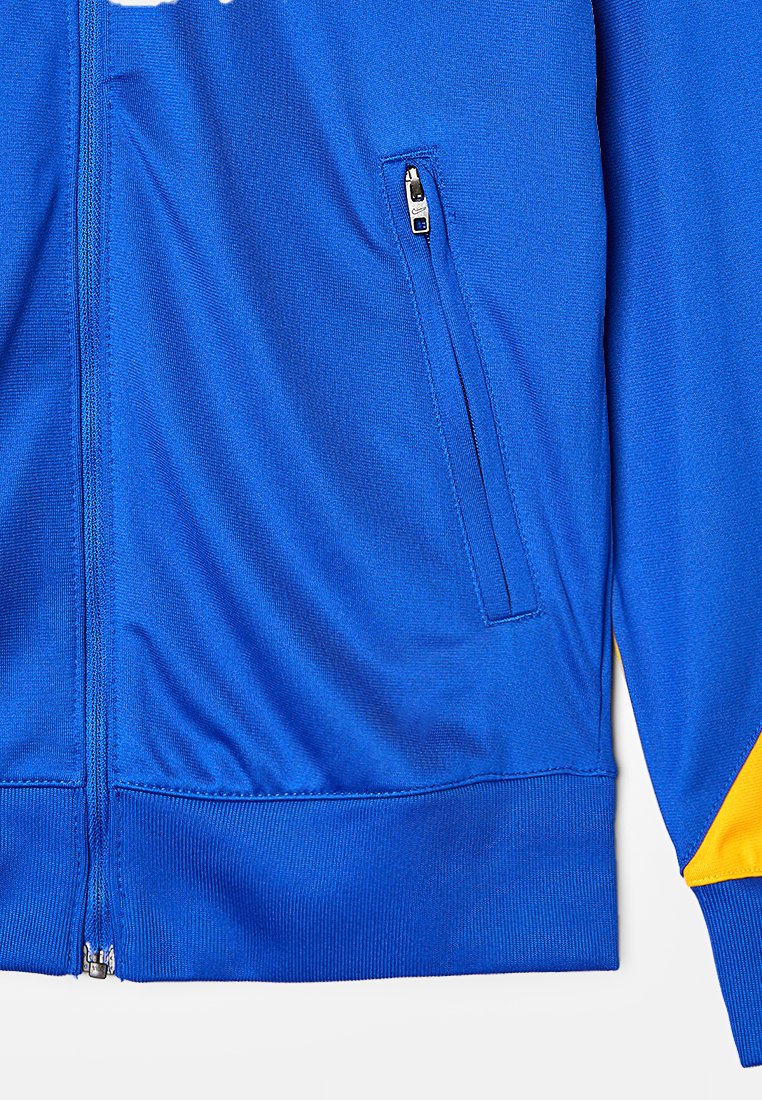 Blaue Sportjacke mit einer Reißverschlusstasche, gerippten Bündchen und gelben Akzenten an den Ärmeln; aus glattem, leichtem Stoff gefertigt.