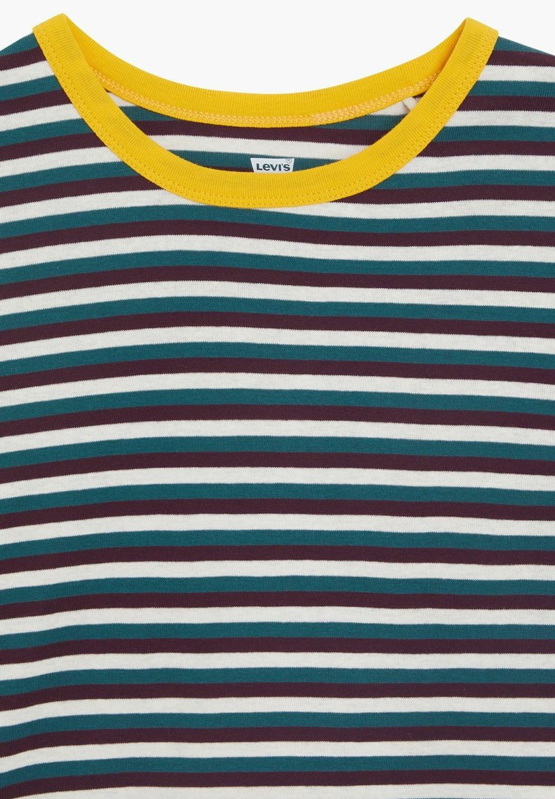 Gestreiftes T-Shirt in Petrol, Weiß und Burgunderrot mit einem gelben, runden Halsauschnitt. Hergestellt aus weichem Baumwollstoff, im regulären Schnitt.