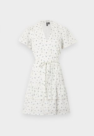 Vestito bianco a maniche corte con piccola stampa floreale blu, scollo a V, cintura in vita e gonna a balze arricciate.