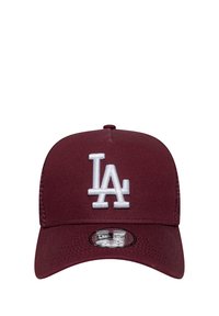 Cappello da baseball bordeaux con frontale strutturato e logo "LA" ricamato in bianco. Presenta una visiera curva e dettagli in rete sul retro.