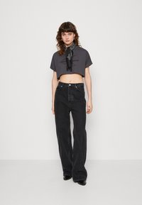 Calvin Klein Jeans EMBROIDERED MONOLOGO CROPPED  - Apdrukāts T-krekls - washed black