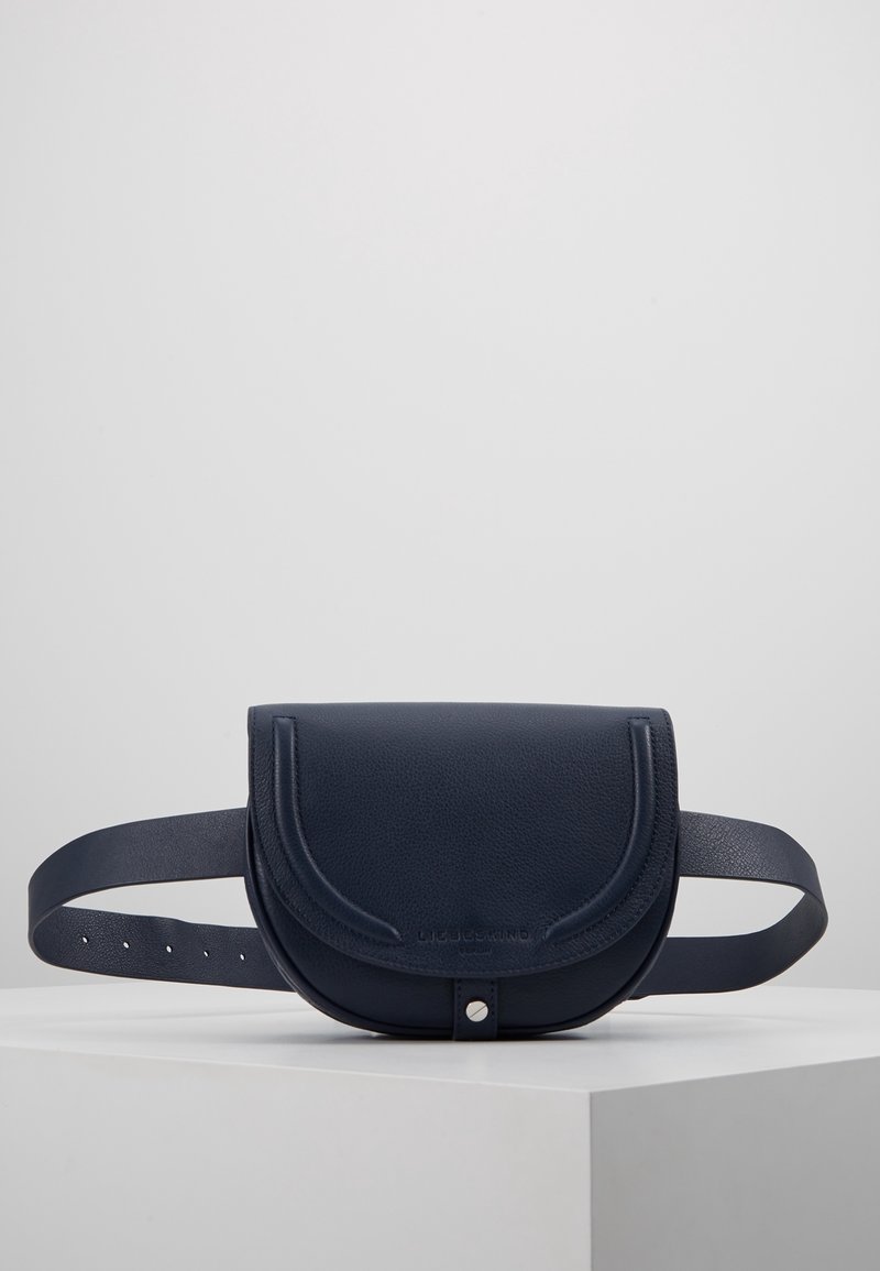Granatowa skórzana nerka z zaokrągloną klapką, regulowanym paskiem i subtelnym wytłoczonym logo. Teksturowana powierzchnia o czystych liniach.