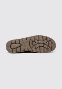 Suela de zapato con una superficie de goma marrón texturizada. Presenta varios patrones de dibujo para mayor tracción y extremos redondeados para flexibilidad.