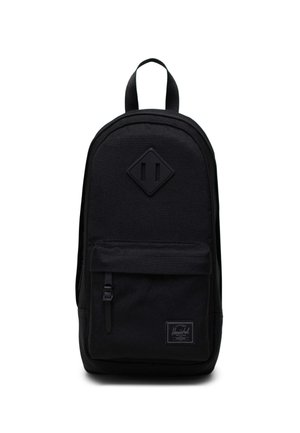 Čierny Herschel batoh s predným vreckom na zips, horným uchom a koženou nášivkou v tvare diamantu na prednom paneli.