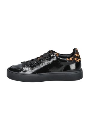 Schwarzer Sneaker aus glänzendem, patentiertem Leder, mit strukturierten Details und Leopardenmuster-Akzenten an der Ferse, runder Zehenform und schwarzen Schnürsenkeln. Dicke schwarze Sohle.