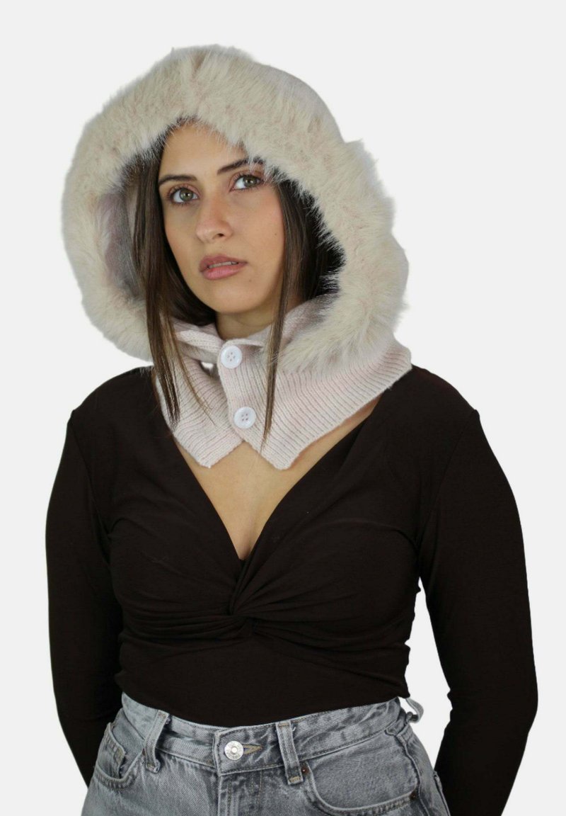 Sciarpa con cappuccio rosa chiaro realizzata in tessuto morbido con bordo in pelliccia sintetica, caratterizzata da due bottoni bianchi e un design a coste. Indossata intorno al collo.