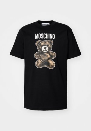 Musta puuvillapaita, jossa on ruskeansävyinen graafinen kuva nallekarhusta ja sana "MOSCHINO" valkoisella sen yläpuolella. Pyöreä kaula-aukko ja lyhyet hihat.