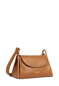 Sac à main en cuir marron avec une finition texturée, fermeture à rabat et bandoulière, dotée d'un accent en métal doré.