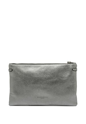 Pochette in pelle argento con superficie testurizzata, dotata di chiusura con cerniera superiore e marchio discreto sul davanti. Forma rettangolare.