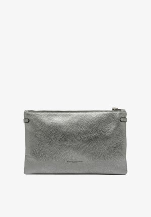 Pochette in pelle argento con superficie testurizzata, dotata di chiusura con cerniera superiore e marchio discreto sul davanti. Forma rettangolare.