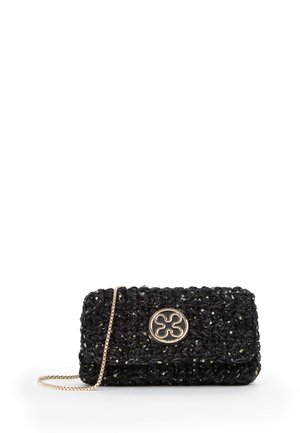Pochette nera intrecciata con tracolla in catena dorata e emblema decorativo rotondo dorato sulla pattina anteriore.