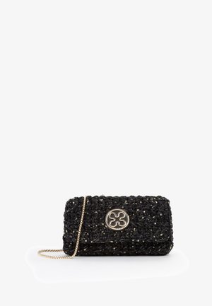 Pochette nera intrecciata con tracolla in catena dorata e emblema decorativo rotondo dorato sulla pattina anteriore.