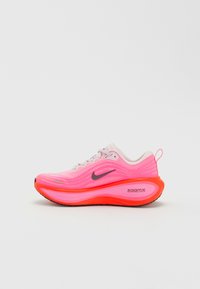 Nike Performance VOMERO PLUS - Laufschuh Straße - hyper pink/burgundy crush/bright crimson
