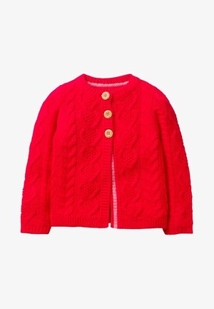 Cardigan bébé rouge tricoté avec motifs torsadés et coeurs, trois boutons en bois et manches longues.
