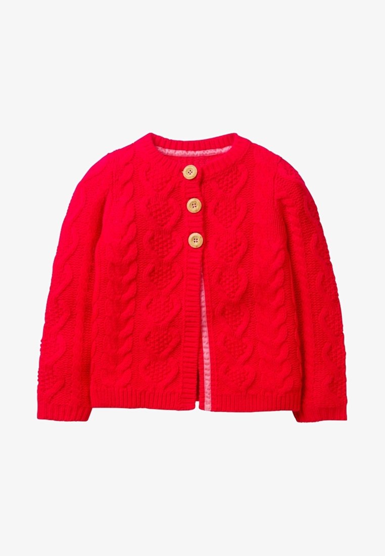 Cardigan bébé rouge tricoté avec motifs torsadés et coeurs, trois boutons en bois et manches longues.